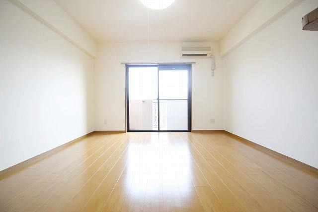 家具の配置に困らないリビングですね