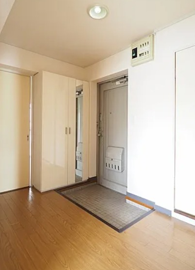 明るい玄関でお出迎え