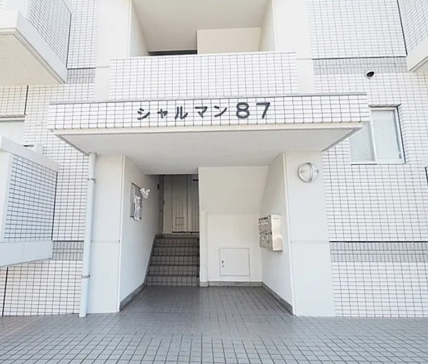 白基調の明るいエントランス