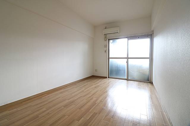 光がしっかり差し込む8帖の洋室です
