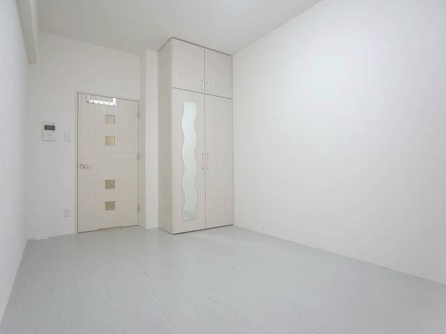 白を基調とした明るいお部屋です