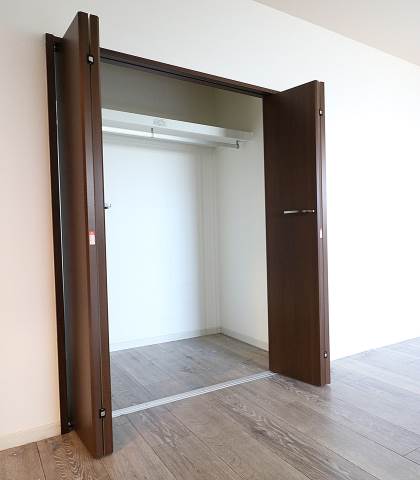 各部屋に収納がしっかりついてますよ。