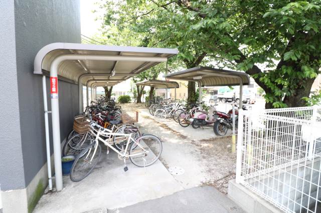 屋根付き駐輪場は嬉しいですね。