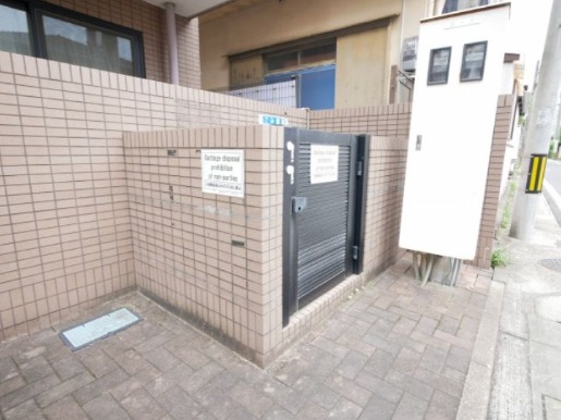 共有のゴミ捨て場もございます。