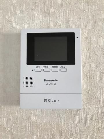 安心のTV付モニター付きインターホン完備です。