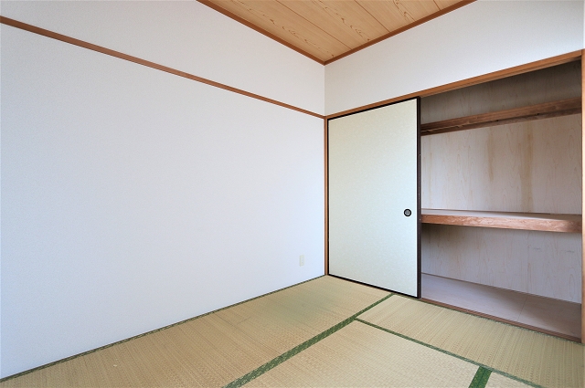 和室の押入もたっぷりと収納できます
