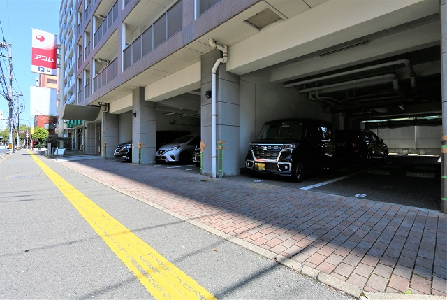 マンション一階部分に駐車場がございます