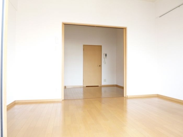 １５帖の広々リビングで家具の配置も楽しめそうです