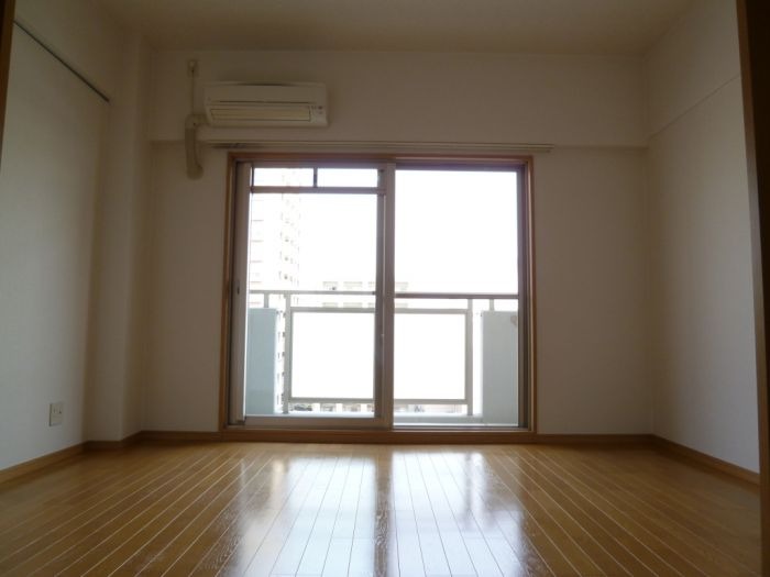 なんとエアコン2台付いています