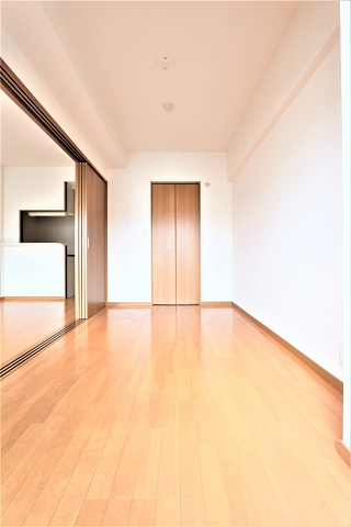 こちらは寝室にぴったりのお部屋ですね
