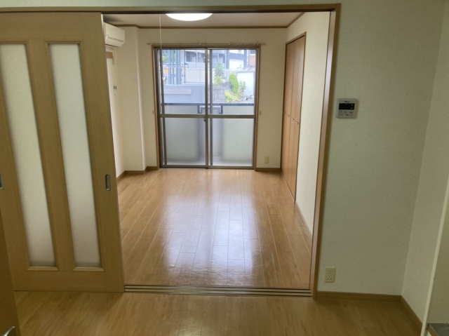 キッチンと洋室を繋ぐと開放感があります
