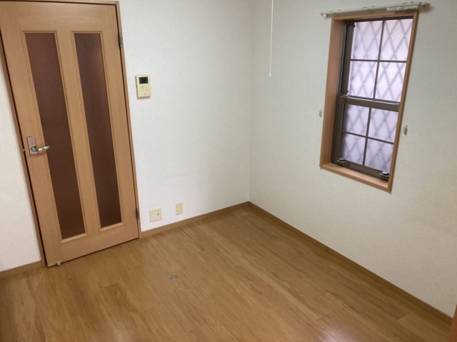 小窓があって日差しを取り込んでくれます