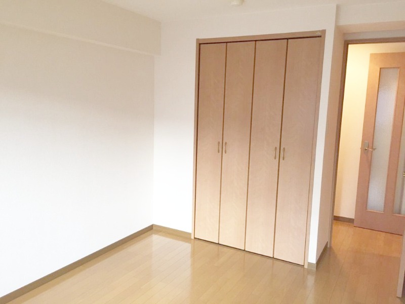 こちらの洋室も明るく気持ちよく起床できそう
