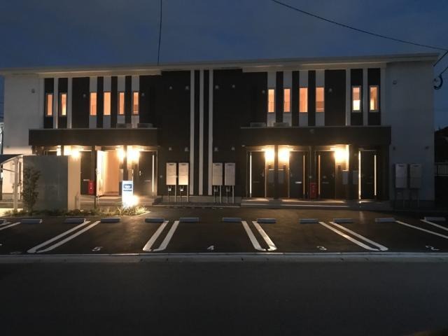 夜でも明るいエントランスですね