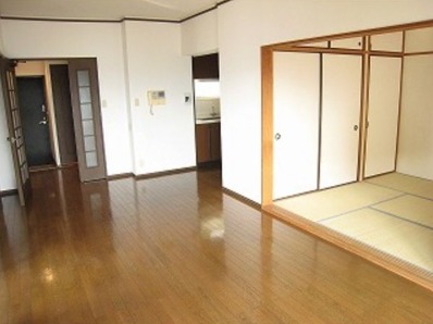 家具の配置に困らないリビングですね