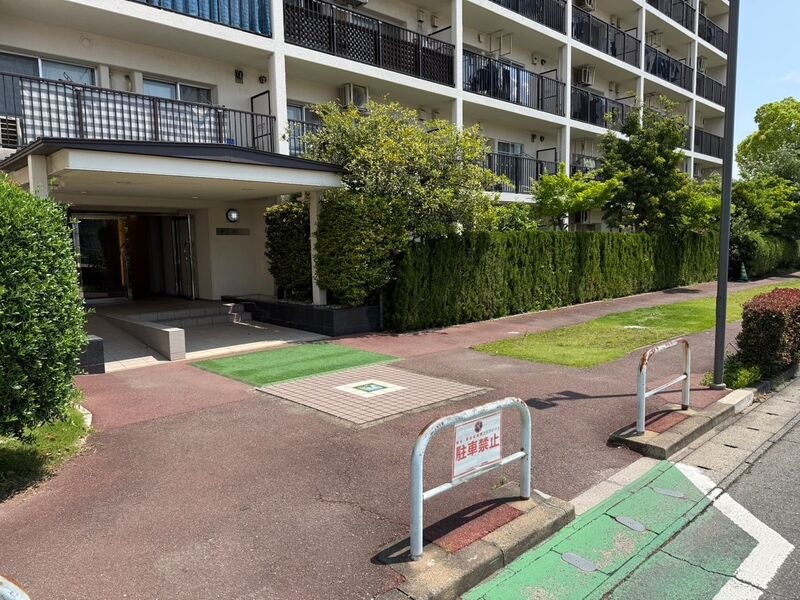 歩道からエントランスまでが広い！