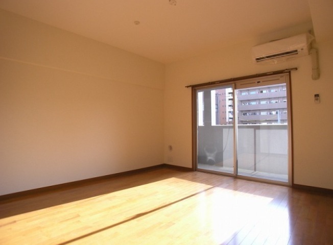 日当たりの良い開放感のあるお部屋ですよ