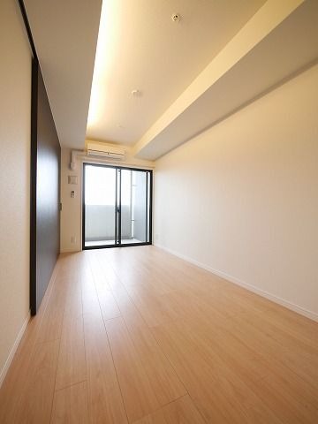 大きな窓で明るいお部屋