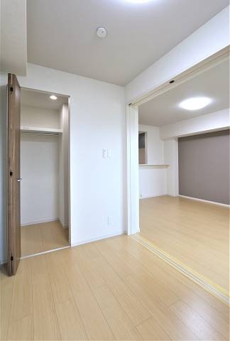 かさばりやすいお洋服もたっぷり収納可能です