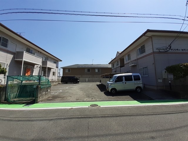 敷地内駐車場空きあります。