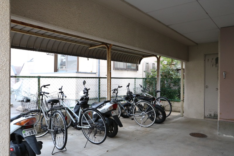 屋根付きの駐輪場です。
