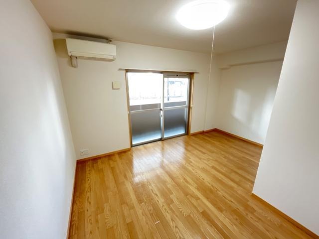 広々とした洋室です。
