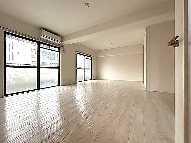 家具の配置に困らないリビングですね