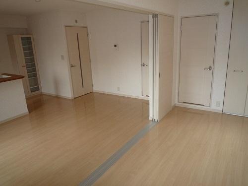 広々リビングでゆっくりお過ごしください