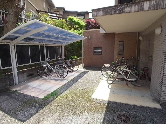 屋根付き駐輪場完備です
