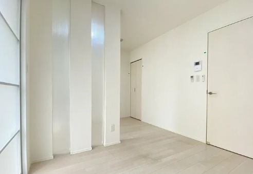 白基調で明るい雰囲気のお部屋ですね
