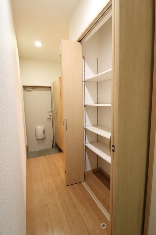 廊下にも収納があります