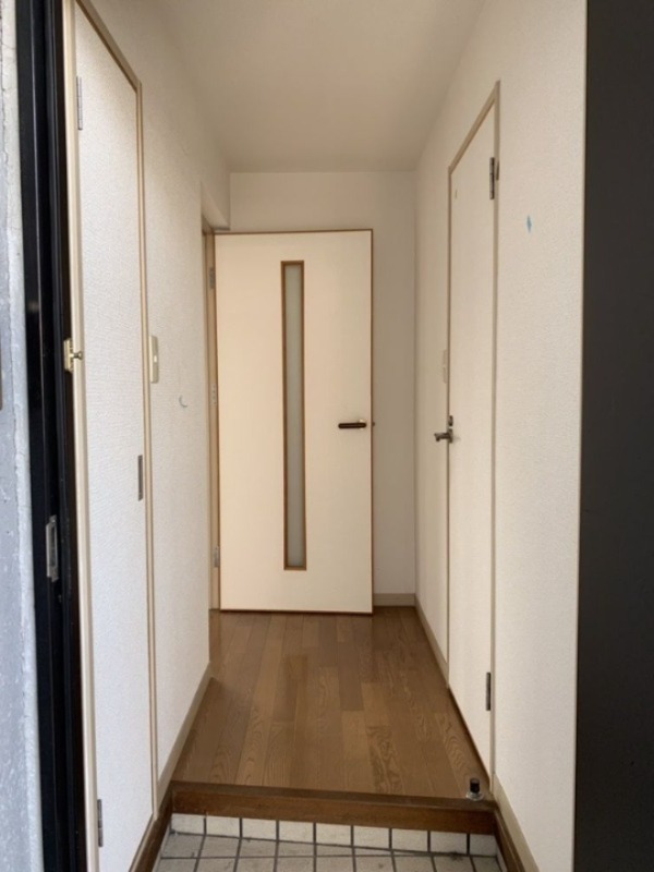 明るい玄関でお出迎え。