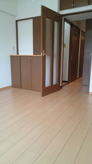 家具の配置に困らないリビングですね。