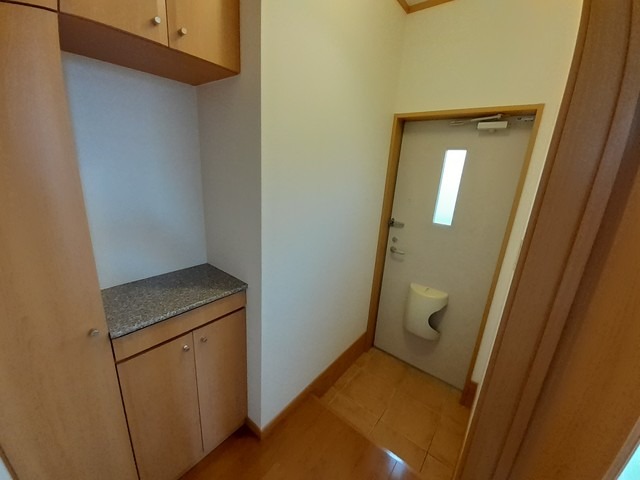 明るい玄関でお出迎え。