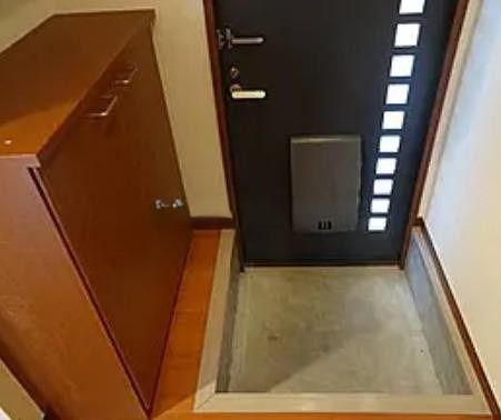 明るい玄関でお出迎え！
