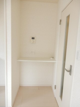 便利な棚付きです。