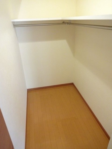 かさばりやすいお洋服もたっぷり収納できます