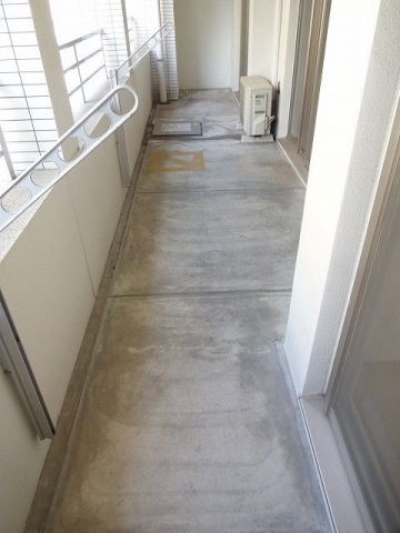 三部屋にまたがる広々バルコニー