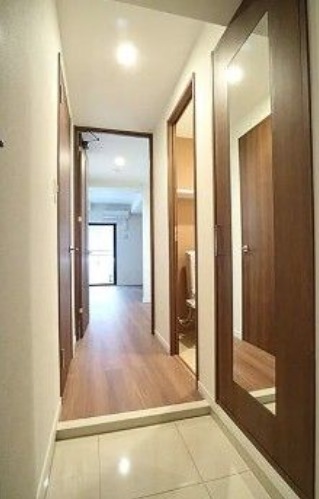 明るい玄関でお出迎え。