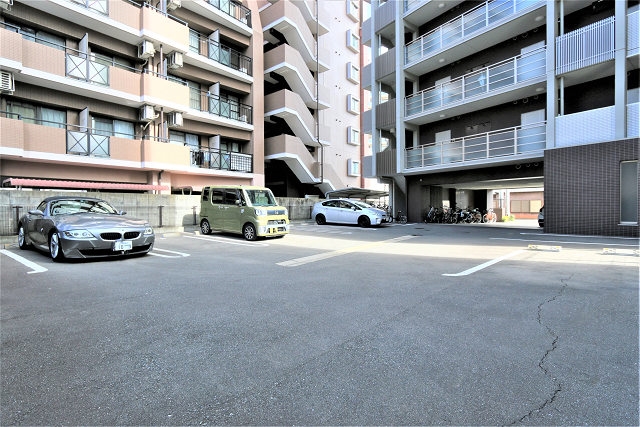 マンション1階部分に駐車場があります