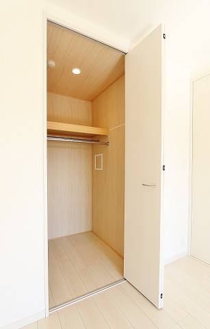 かさばりやすいお洋服もたっぷり収納可能です