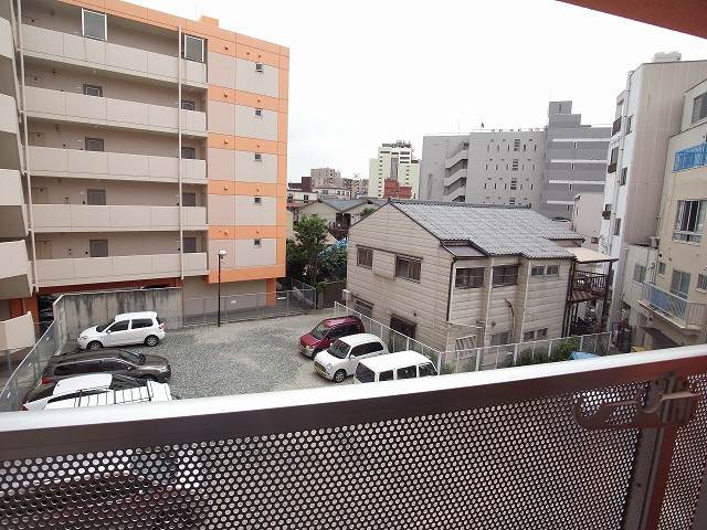 バルコニーの目の前は開けていて日当り良好です