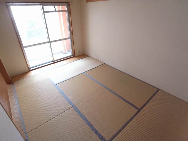 小さなお子様がいる家庭には嬉しいリビング横の和室です