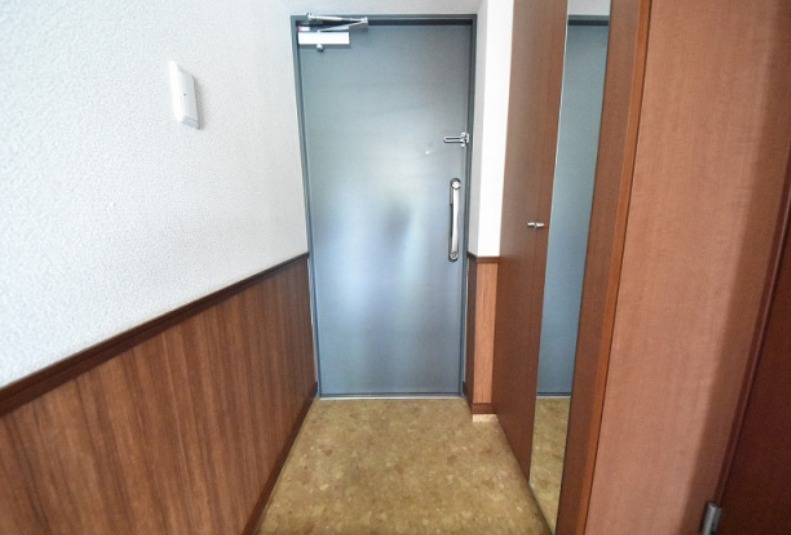 明るい玄関でお出迎え