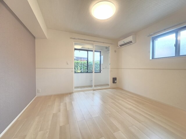 広々とした洋室です。