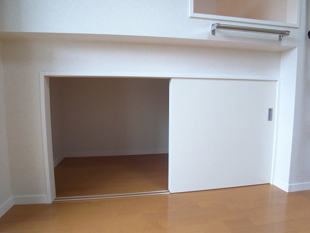 ロフト下にも収納ございます。