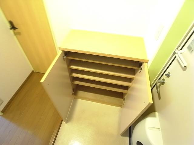 玄関収納もございます。