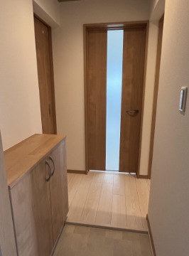 明るい玄関でお出迎え。