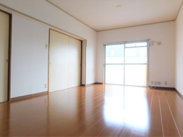 明るくて広々押したリビングでお過ごしください！
