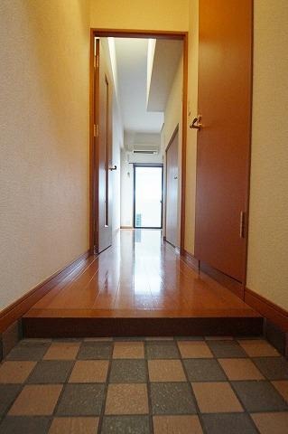 明るい玄関でお出迎え。